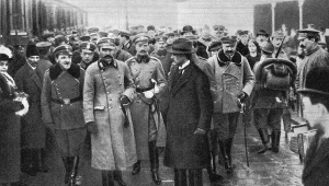 Józef Piłsudski witany na dworcu kolejowym w Warszawie 11 listopada 1918 roku, po powrocie z więzienia w Magdeburgu
