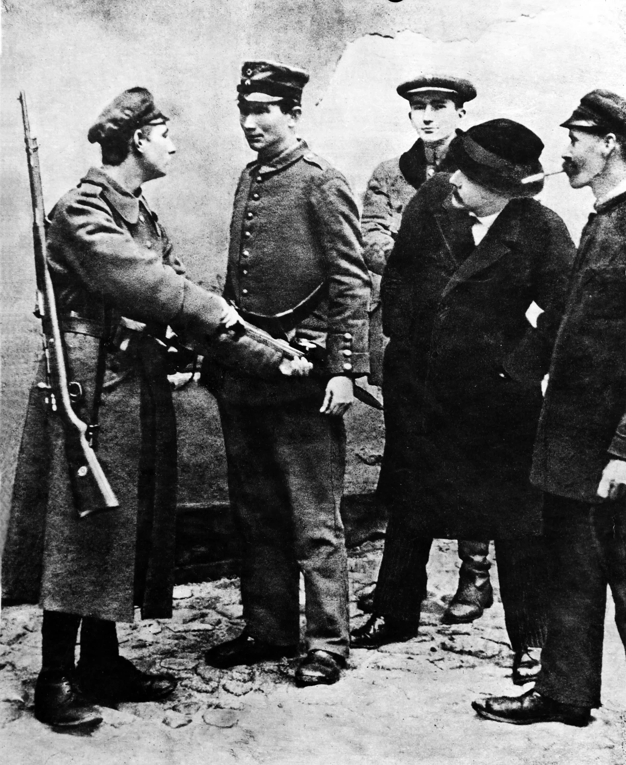 Warszawa, 10.11.1918. Rozbrajanie żołnierzy niemieckich na ulicach Warszawa, 10.11.1918. Rozbrajanie żołnierzy niemieckich na ulicach