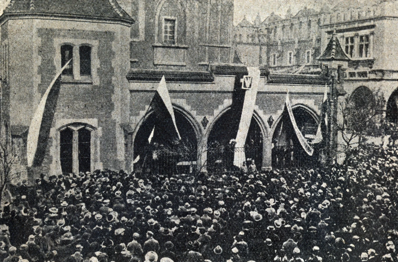 Kraków, październik 1918. Odebranie warty honorowej przez wojsko polskie Kraków, październik 1918. Odebranie warty honorowej przez wojsko polskie