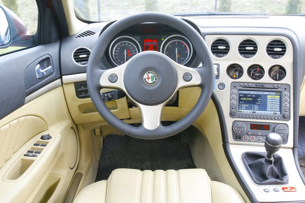 Tablica przyrządów jest bardzo oryginalna. Wskazówki zegarów startują „z pionu”, w konsoli znalazły się dodatkowe wskaźniki. Nie da się także odmówić jej trwałości i solidnego spasowania.