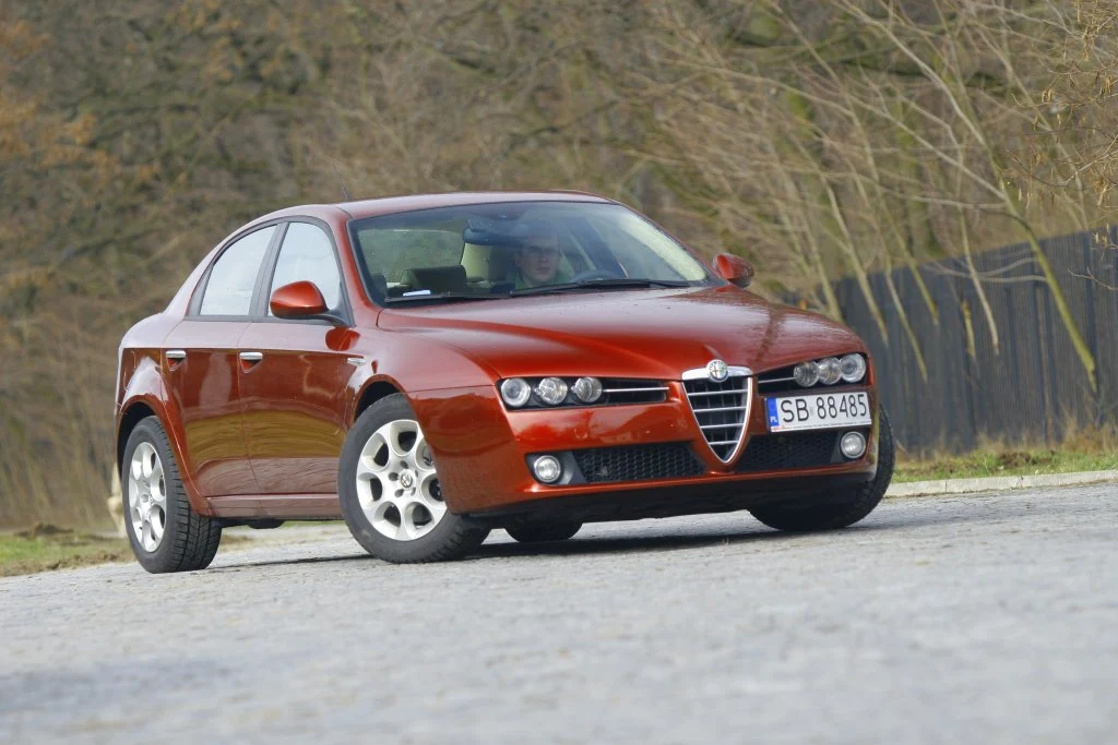 Sedan (na zdjęciu powyżej) i kombi cieszyły się podobną popularnością na rynku. Nie zaoferowano jednak, tak jak w przypadku poprzednika, wersji typowo sportowej czy uterenowionej.