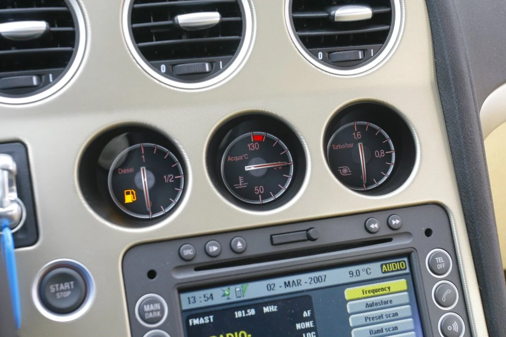 Wskaźnik doładowania to rzadkość w nowych samochodach.