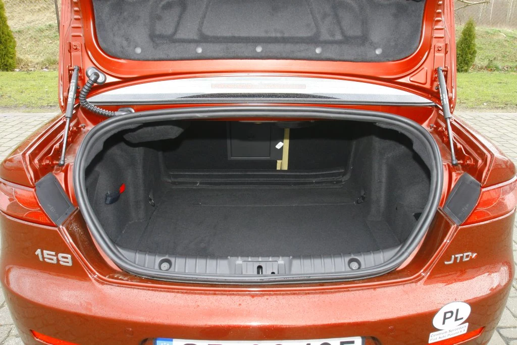 Bagażnik sedana ma mało regularny kształt. Mieści 405 litrów.