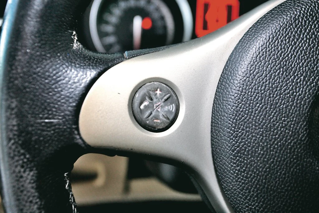 Przyciski na kierownicy są za małe i mają fatalną jakość.