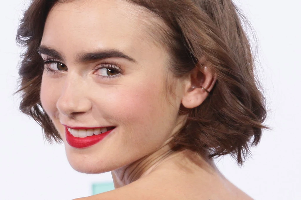 Lily Collins mistrzowsko dobiera odcienie ciemnych szminek. Zna też proste równanie: wyraziste brwi plus wiśniowe usta równa się efekt wow!