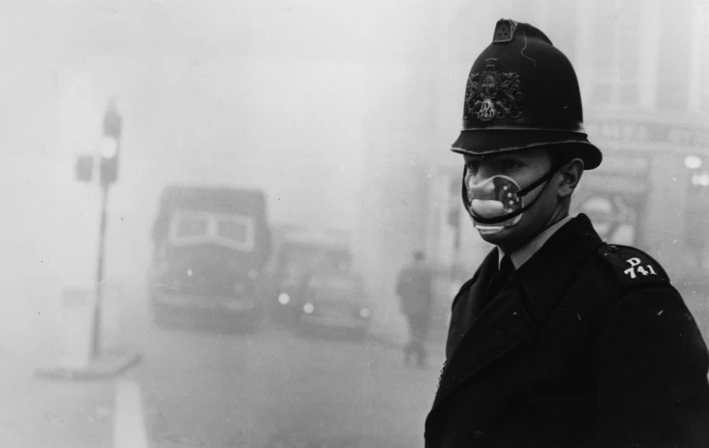 Grudzień 1952. Policjant w masce przeciwpyłowej podczas służby