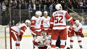 Jonas Gustavsson z Detroit Red Wings nie obronił strzału w dogrywce, a na dodatek doznał kontuzji ramienia