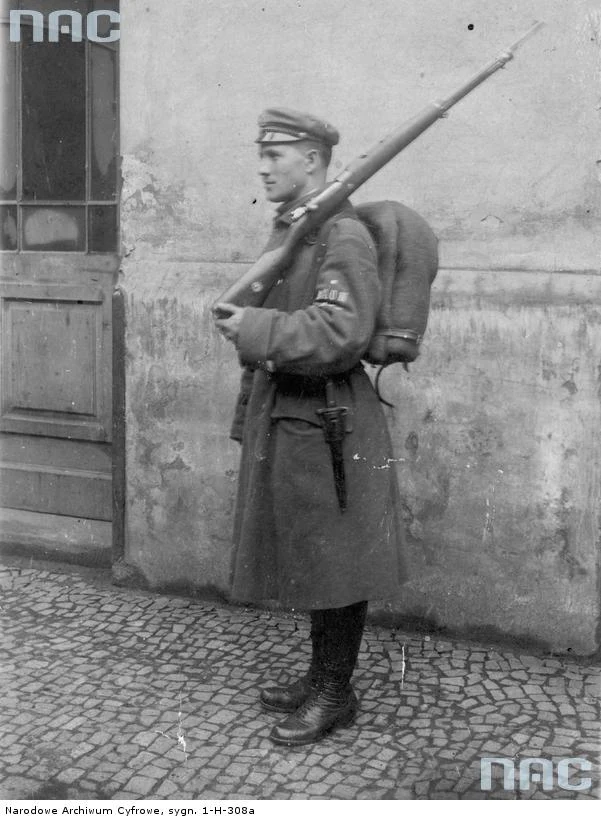 Strzelec z 1 Batalionu Akademickiego w Krakowie z pełnym ekwipunkiem gotowy do wymarszu; listopad 1918 Strzelec z 1 Batalionu Akademickiego w Krakowie z pełnym ekwipunkiem gotowy do wymarszu; listopad 1918
