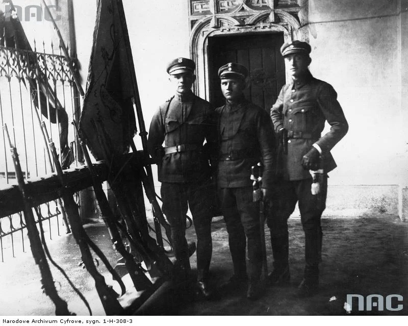 Pierwsza warta polska na odwachu krakowskim. Od lewej stoją: Czesław Zajączkowski (trębacz), Wilhelm Stec, porucznik Jan Gawron; 31.10.1918 Pierwsza warta polska na odwachu krakowskim. Od lewej stoją: Czesław Zajączkowski (trębacz), Wilhelm Stec, porucznik Jan Gawron; 31.10.1918