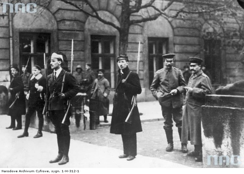 Rozbrajanie Niemców w Warszawie - warta studentów. W głębi widoczni rozbrojeni żołnierze niemieccy, listopad 1918 Rozbrajanie Niemców w Warszawie - warta studentów. W głębi widoczni rozbrojeni żołnierze niemieccy, listopad 1918