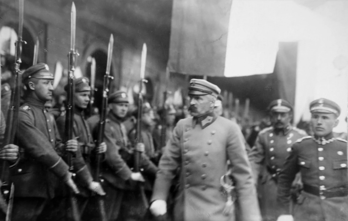 Józef Piłsudski podczas zaprzysiężenia Wojska Polskiego, listopad 1918 r. Zdjęcie ze zbiorów Muzeum Wojska w Białymstoku Józef Piłsudski podczas zaprzysiężenia Wojska Polskiego, listopad 1918 r. Zdjęcie ze zbiorów Muzeum Wojska w Białymstoku
