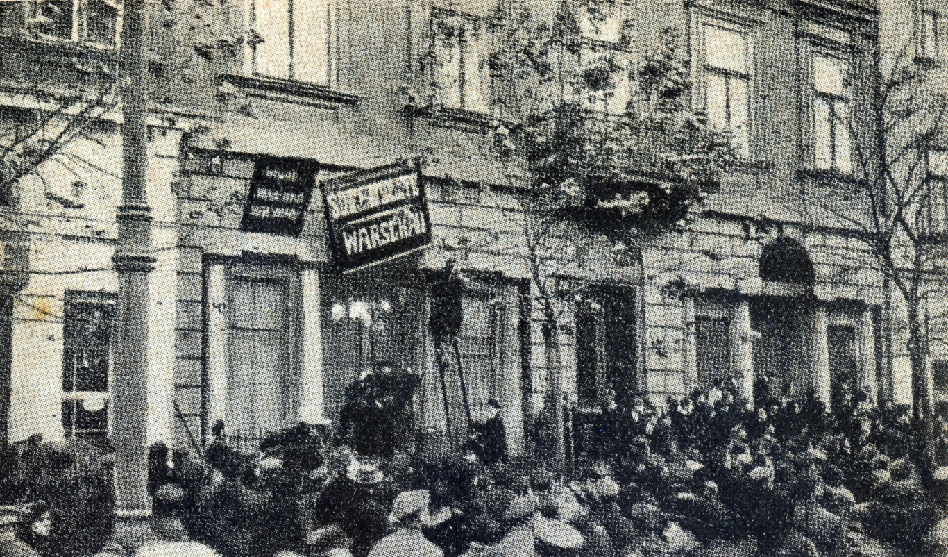Warszawa 1918 rok, zrywanie szyldów z napisami niemieckimi w Warszawie przez ludność polską Warszawa 1918 rok, zrywanie szyldów z napisami niemieckimi w Warszawie przez ludność polską