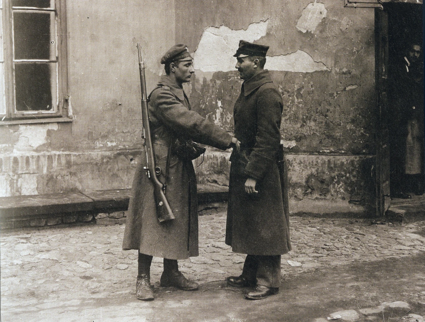 Listopad 1918 rok, żołnierze Polskiej Siły Zbrojnej rozbrajają niemieckich żołnierzy Listopad 1918 rok, żołnierze Polskiej Siły Zbrojnej rozbrajają niemieckich żołnierzy