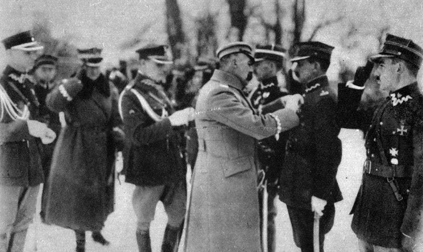 Józef Piłsudski dekoruje oficerów krzyżem Virtuti Militari za rozbrajanie Niemców w 1918 roku Józef Piłsudski dekoruje oficerów krzyżem Virtuti Militari za rozbrajanie Niemców w 1918 roku