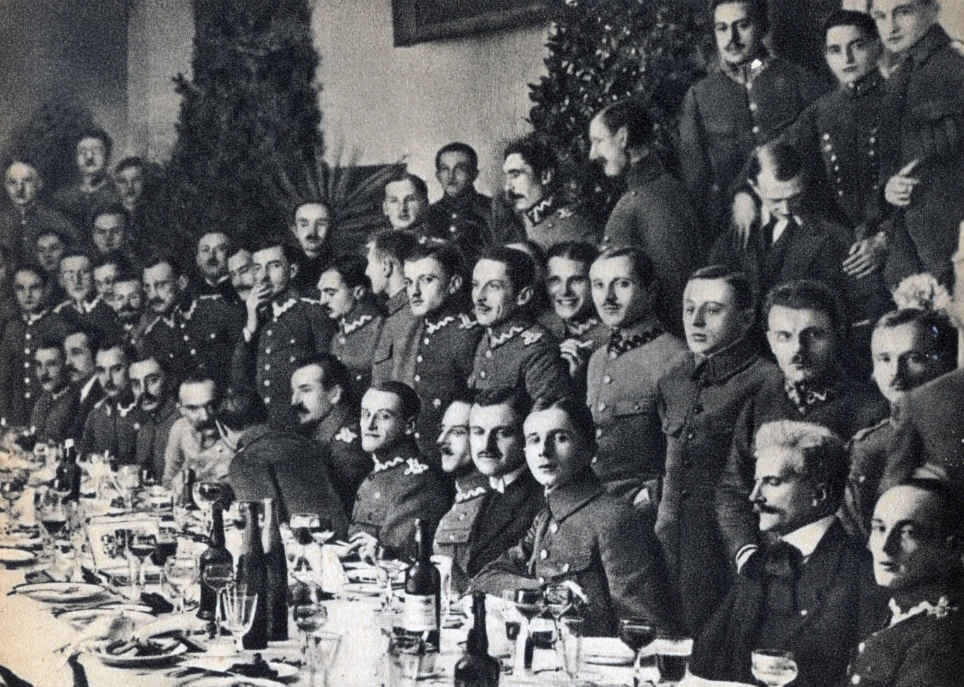 Naczelnik Państwa Józef Piłsudski na kolacji wydanej na jego cześć przez legionistów i peowiaków 23 listopada 1918 r. w kasynie Sztabu Generalnego w Warszawie Naczelnik Państwa Józef Piłsudski na kolacji wydanej na jego cześć przez legionistów i peowiaków 23 listopada 1918 r. w kasynie Sztabu Generalnego w Warszawie