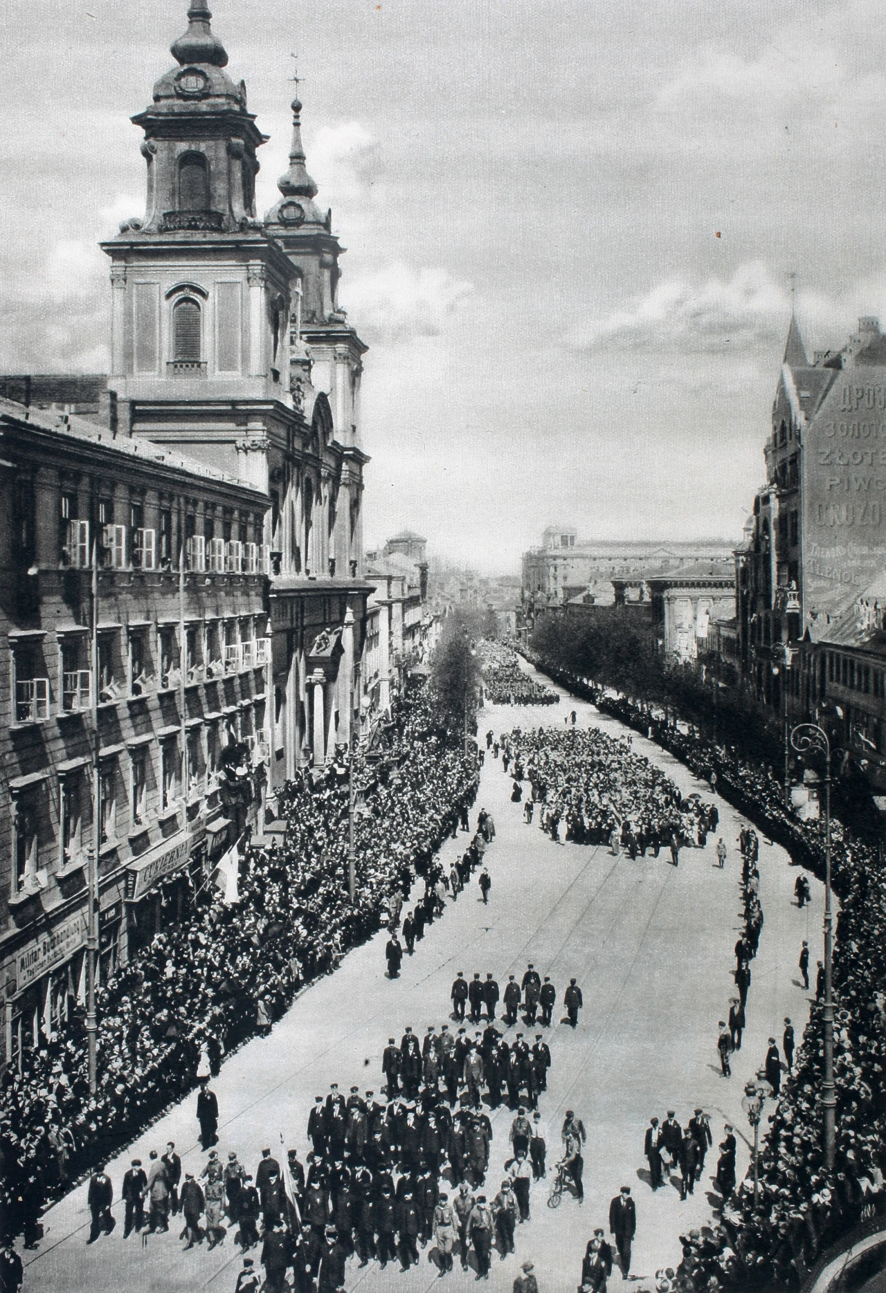 Warszawa, listopad 1918 rok. Pochód ulicami Krakowskie Przedmieście i Nowy Świat z okazji odzyskania niepodległości Warszawa, listopad 1918 rok. Pochód ulicami Krakowskie Przedmieście i Nowy Świat z okazji odzyskania niepodległości