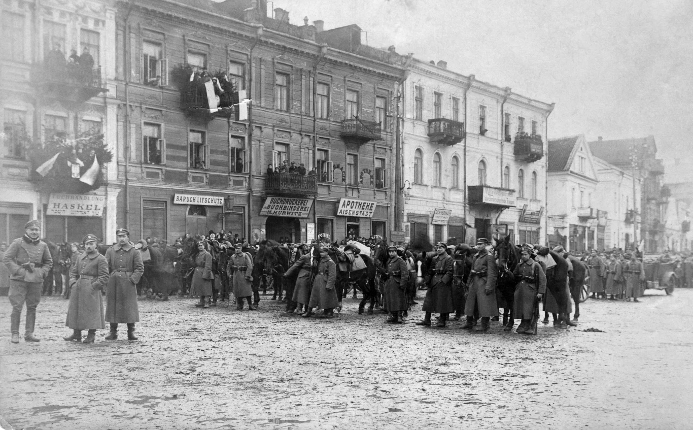 Bialystok, Rynek Główny. Miasto przejmowane z rąk niemieckich przez polskich żołnierzy, 1918 Bialystok, Rynek Główny. Miasto przejmowane z rąk niemieckich przez polskich żołnierzy, 1918