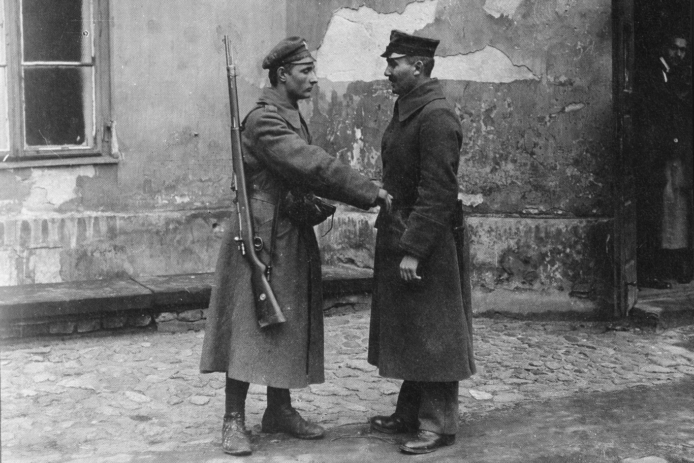 Żołnierz Polskiej Siły Zbrojnej rozbraja żołnierza niemieckiego, listopad 1918 Żołnierz Polskiej Siły Zbrojnej rozbraja żołnierza niemieckiego, listopad 1918