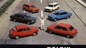 Zdjęcie reklamowe FSO z połowy lat 70. Od lewej stoją Polskie Fiaty: 127p, 132p, 125p kombi, 125p sanitarka, 125p, Zastawa 1100p.
