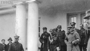 Marszałek Józef Piłsudski wychodzi ze swojego dworku w Sulejówku, 1925