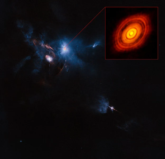 Powiekszony obraz dysku wokół HL Tauri na tle zdjęcia otoczenia gwiazdy, wykonanego przez teleskop Hubble'a. Źródło: ALMA (ESO/NAOJ/NRAO), ESA/Hubble and NASA / Judy Schmidt