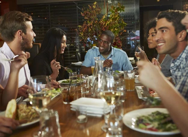 Pełna restauracja przyciąga więcej gości