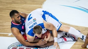 Do upadłego rywalizują o piłkę Krzysztof Sulima (z prawej) z Polskiego Cukru i David Weaver z MKS-u Dąbrowa Górnicza