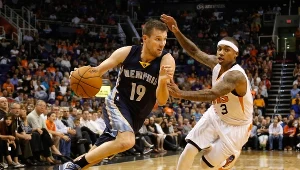 Przy piłce Beno Udrih z Memphis Grizzlies