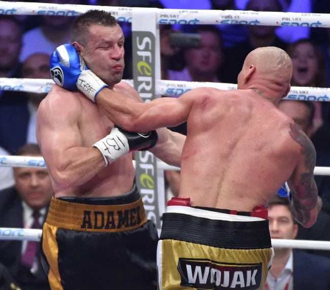 Artur Szpilka (P) pokonał Tomasza Adamka (L) w pojedynku wagi ciężkiej podczas gali Polsat Boxing Night III w Krakowie