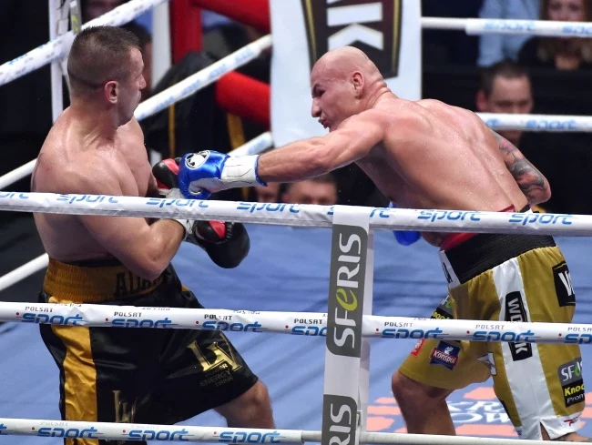 Artur Szpilka (P) pokonał Tomasza Adamka 