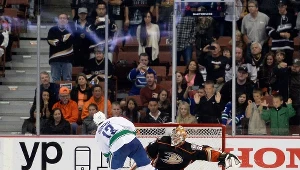 Nick Bonino strzela gola dla Vancouver Canucks w meczu z Anaheim Ducks 2-1