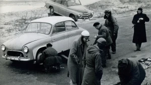 Wymiana kół podczas rekordowej jazdy non stop syreny w listopadzie 1959 roku