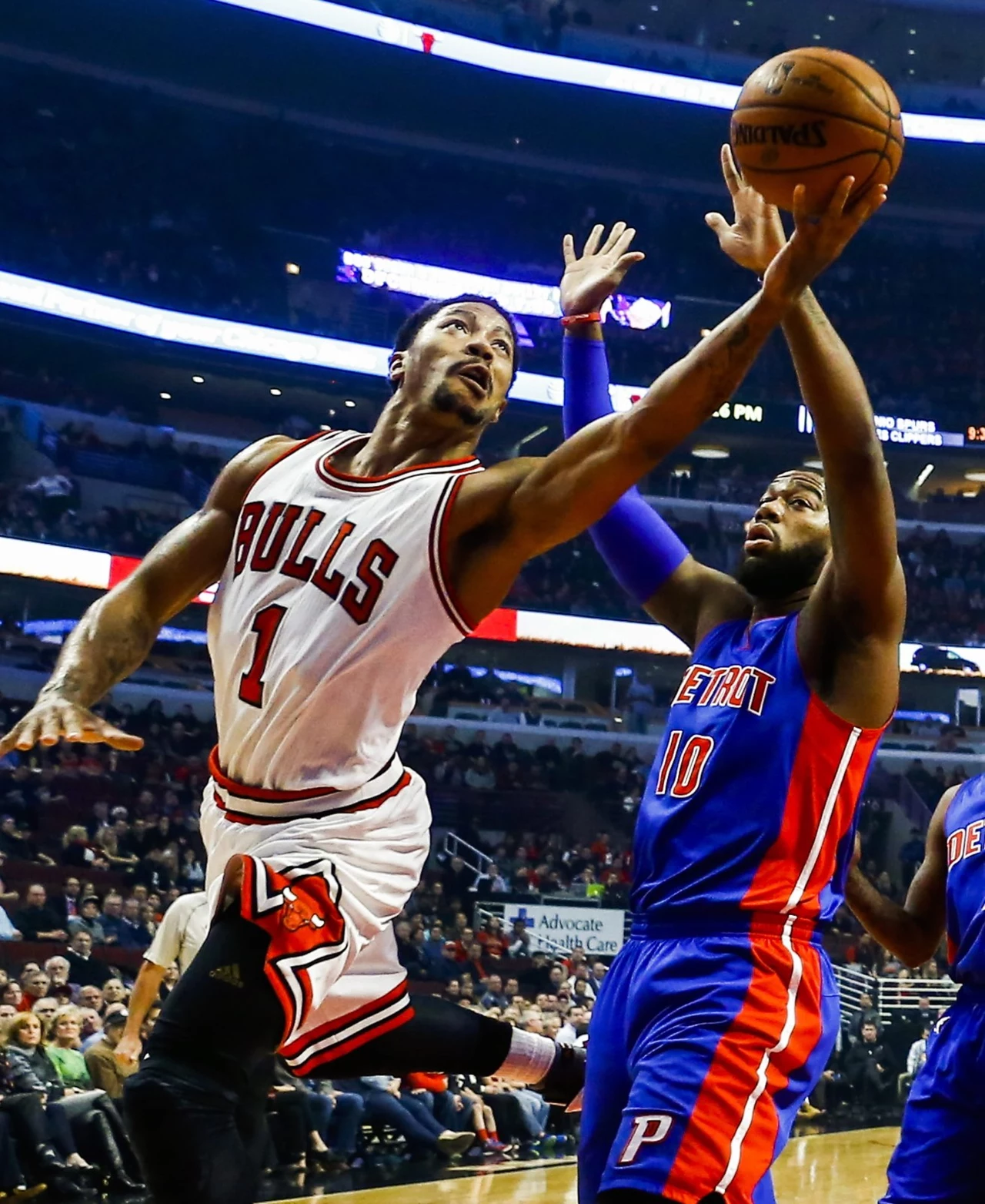 Derrick Rose (L) z Chicago Bulls rzuca, a próbuje go zatrzymać Greg Monroe z Detroit. Derrick Rose (L) z Chicago Bulls rzuca, a próbuje go zatrzymać Greg Monroe z Detroit.