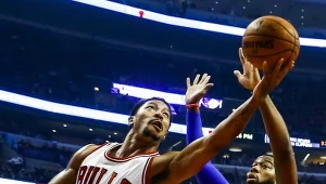 Derrick Rose (L) z Chicago Bulls rzuca, a próbuje go zatrzymać Greg Monroe z Detroit.