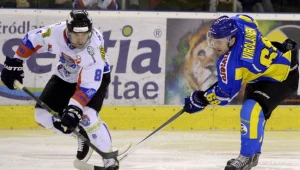 Hokeista Ciarko PBS Bank KH Sanok Martin Vozdecky (L) walczy o krążek z Stanislawem Virolainenem (P) z Orlika Opole