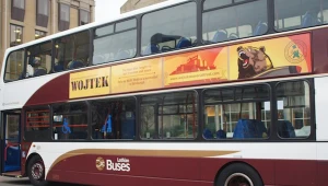 Podobizna niedźwiedzia Wojtka na autobusie