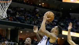 Courtney Lee w ataku na kosz Los Angeles Lakers