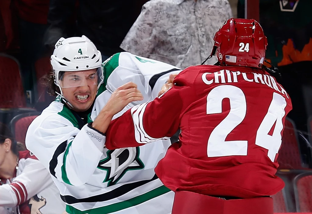 Brenden Dillon z Dallas Stars (z lewej) walczy z Kyle'm Chipchurą z Arizona Coyotes