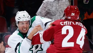 Brenden Dillon z Dallas Stars (z lewej) walczy z Kyle'm Chipchurą z Arizona Coyotes