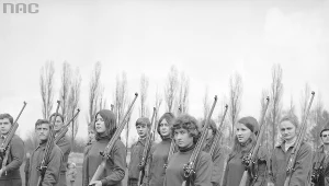 IX centralne zawody modeli latających Ligi Obrony Kraju w Gorzowie Wielkopolskim. Grupa młodzieży z karabinami, 1970