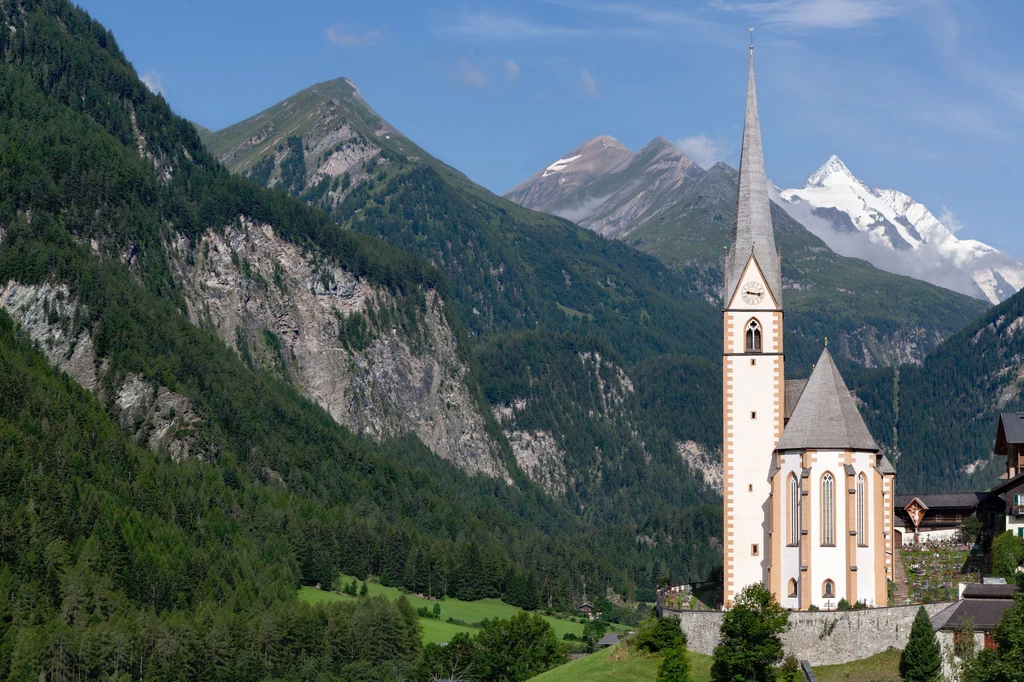 Kościół w Heiligenblut. W tle Grossglockner - najwyższy szczyt Austrii