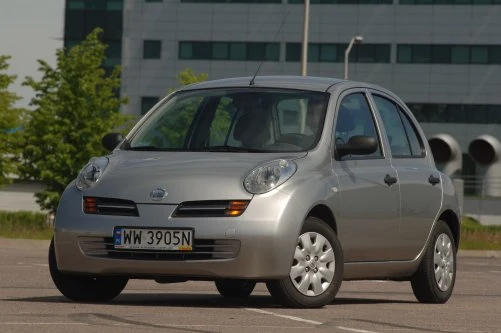 Model K12 sprzed pierwszego liftingu ma jasne lampy przednie i pomarańczowe kierunkowskazy.