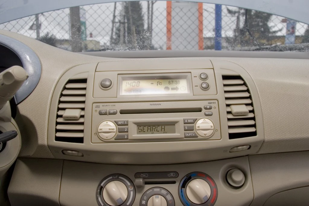 Radio z CD – jakość dźwięku odtwarzaczy fabrycznych Micry jest przeciętna, ale przynajmniej ryzyko kradzieży – niskie.