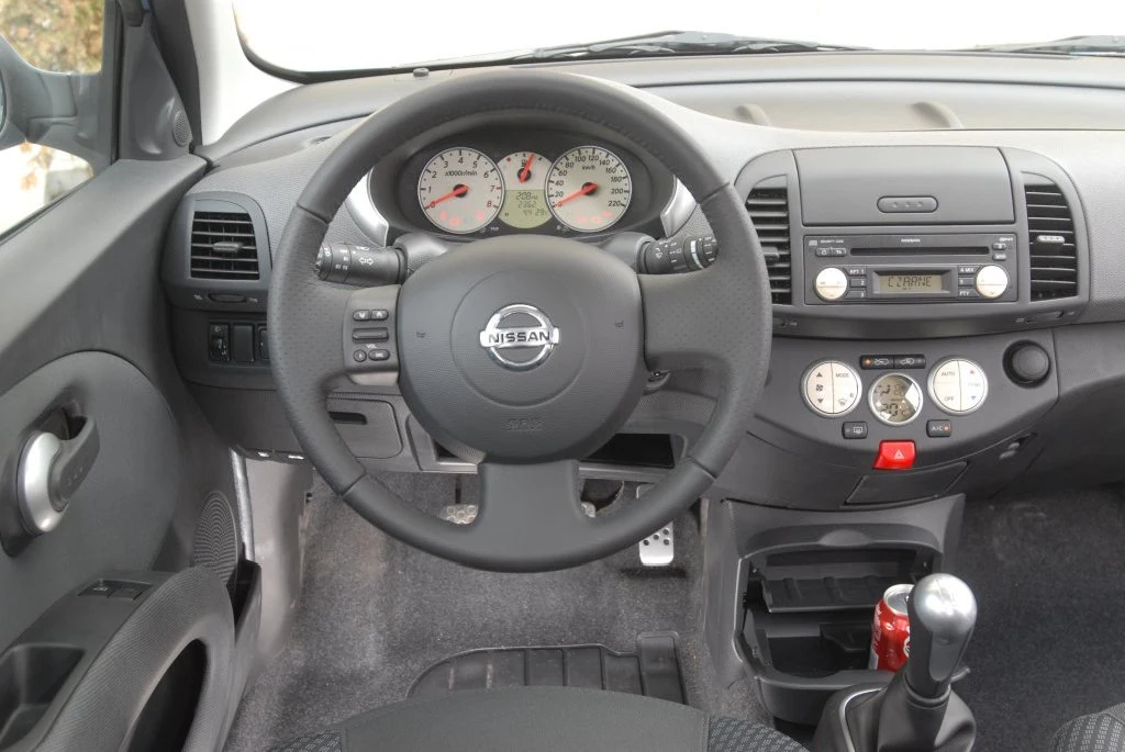 Jak na zwykły, masowo produkowany samochód Micra K12 ma bardzo oryginalne wnętrze. Uwzględniono uwagi kobiet, które miały stanowić główną grupę klientów. Na zdjęciu wersja SR 160.