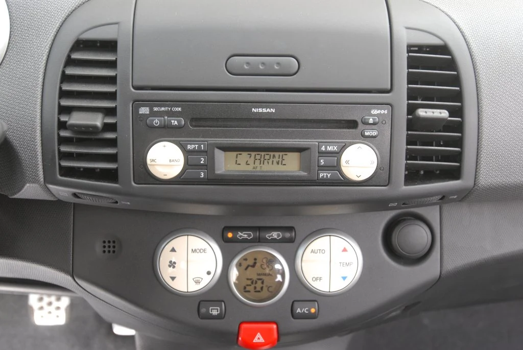 Klimatyzacja – w najbogatszych wersjach automatyczna z centralnym wyświetlaczem. Standard: trzy pokrętła.