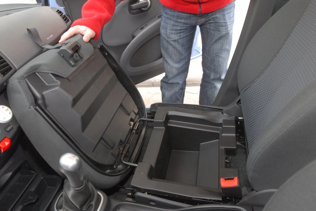 Schowek pod siedzeniem – oferowany za dopłatą. To element, który jest rzadko spotykany w tej klasie.