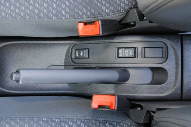 Dach otwiera się po naciśnięciu przełącznika, który znajduje się przy dźwigni hamulca ręcznego.