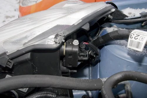 Wymiana żarówek – wbrew pozorom dostęp nie jest wcale zły, trzeba tylko poluzować śruby mocujące i odgiąć reflektor.