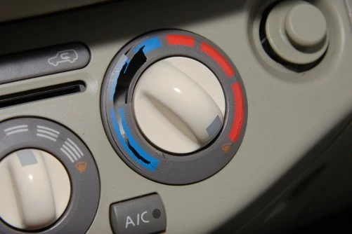 Pękające plastiki – obudowy pokręteł nawiewu są z tak cienkiego materiału, że pęka on samoczynnie pod naciskiem palca.