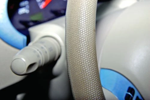 Brud na kierownicy – prawie wszystkie Micry K12 mają brudną kierownicę. To wina tworzywa, które trudno się czyści.